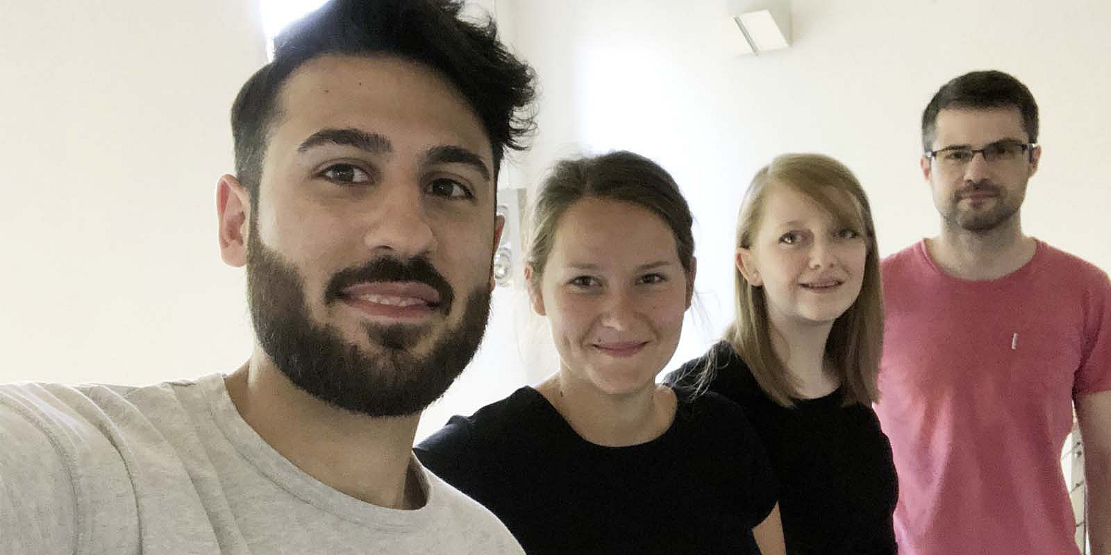 Unsere Vier Neuzugänge im Selfie-Fieber.